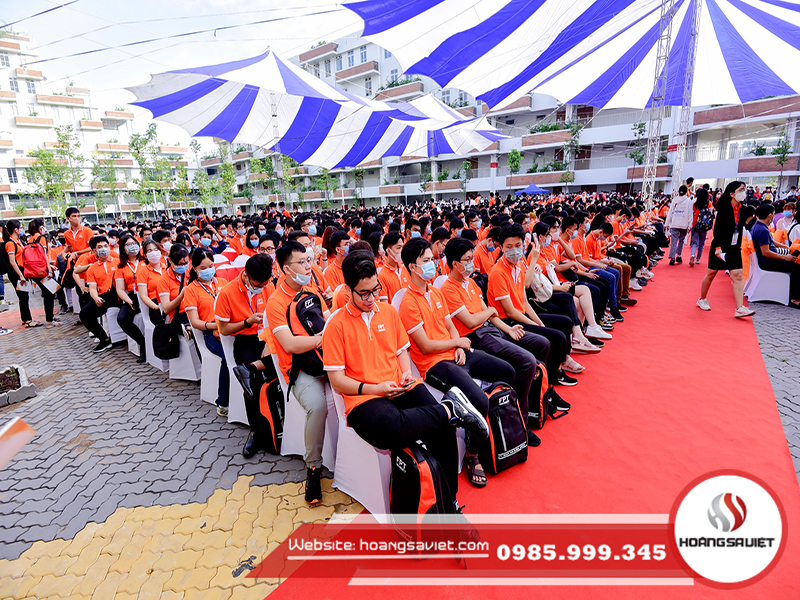Dù đôi sự kiện trong lễ khai giảng trường Đại Học FPT Dù đôi sự kiện trong lễ khai giảng trường Đại Học FPT