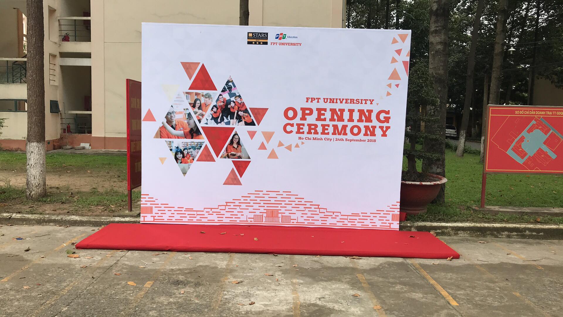 Backdrop cho lễ khai giảng ĐH Khai Giảng Backdrop cho lễ khai giảng ĐH Khai Giảng