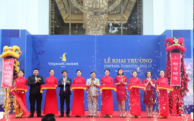 Backdrop xuất hiện trên sân khấu Backdrop xuất hiện trên sân khấu