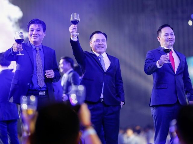 Ban giám đốc chúc tân niên Ban giám đốc chúc tân niên