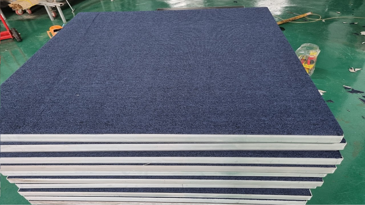 舞台地面铺有地毯