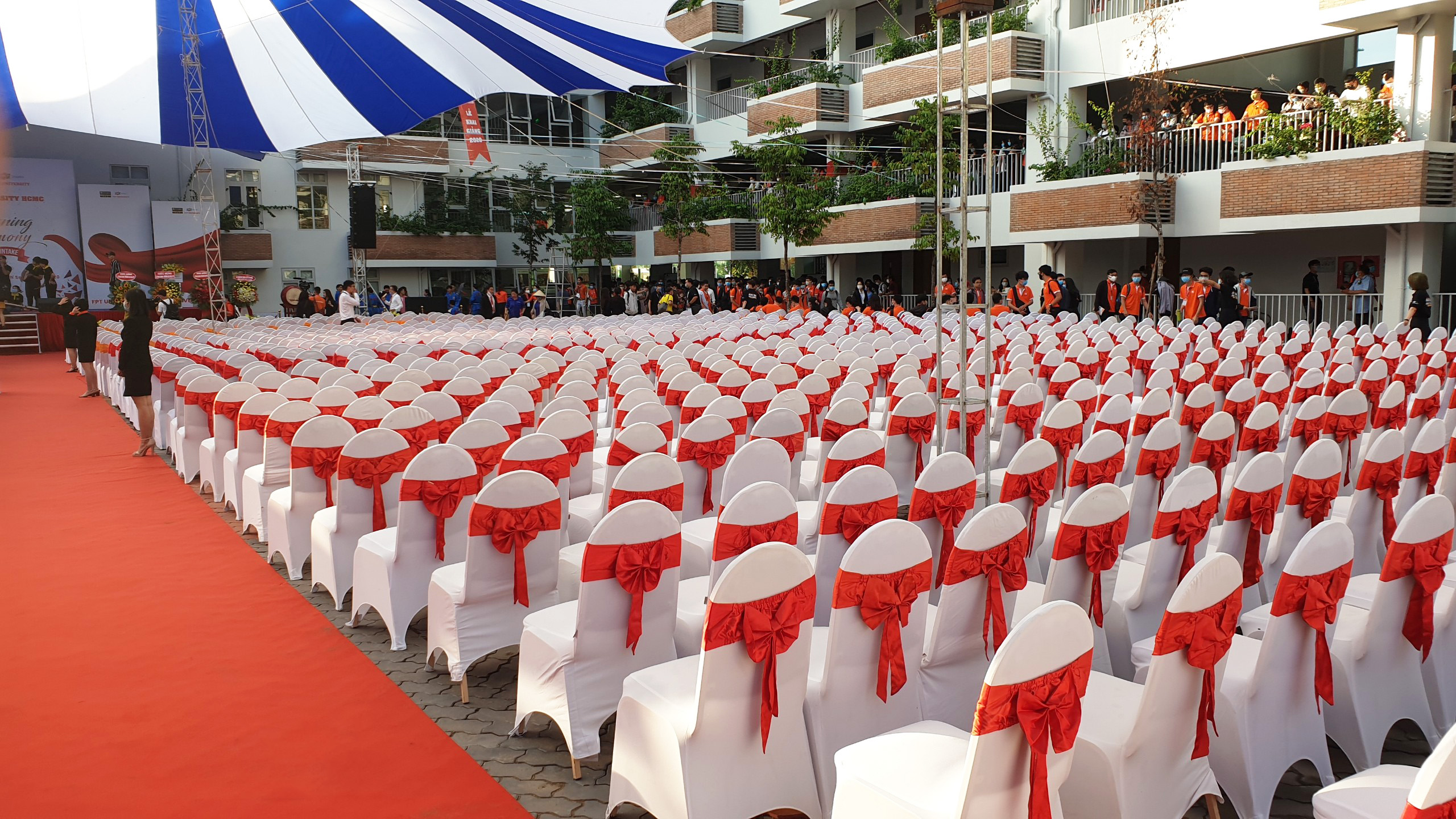 Setup ghế banquet lưng tròn cho lễ khai giảng Setup ghế banquet lưng tròn cho lễ khai giảng