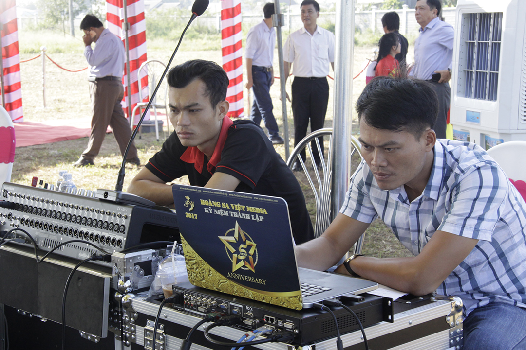 Nhân viên setup chương trình động thổ - Ảnh 4. (Nguồn: Hoang Sa Viet Media) Nhân viên setup chương trình động thổ - Ảnh 4. (Nguồn: Hoang Sa Viet Media)