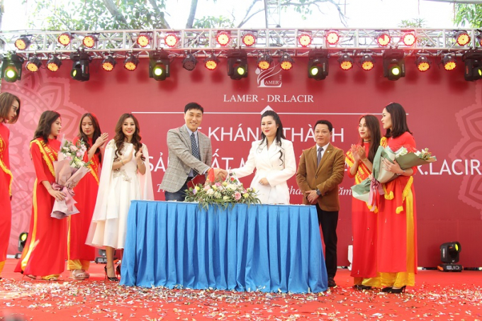 Buổi lễ khánh thành nhà máy mỹ phẩm Lamer và ra mắt thương hiệu DR.Lacir (Nguồn: Internet ) Buổi lễ khánh thành nhà máy mỹ phẩm Lamer và ra mắt thương hiệu DR.Lacir (Nguồn: Internet )