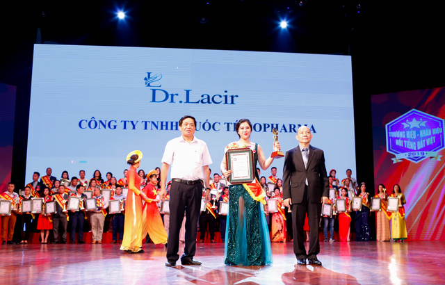 Lễ vinh danh thương hiệu nổi tiếng đất việt cho nhãn hàng Dr.Lacir (Nguồn Internet) Lễ vinh danh thương hiệu nổi tiếng đất việt cho nhãn hàng Dr.Lacir (Nguồn Internet)