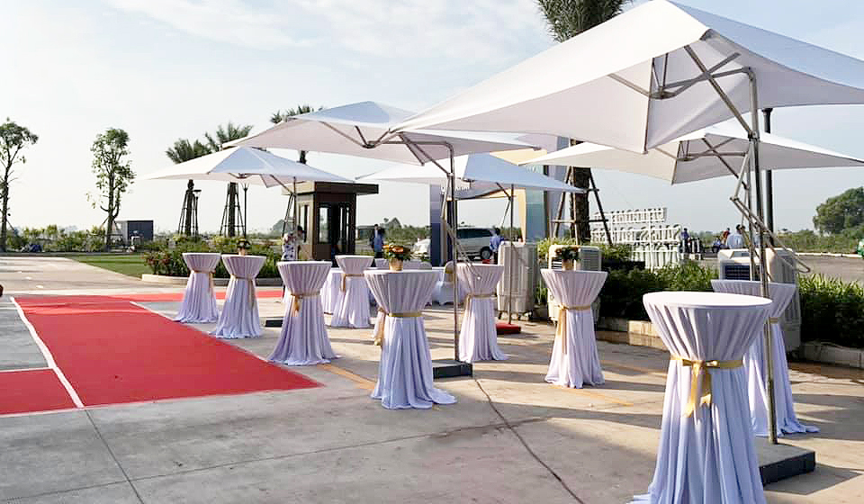 Dù che lệch tâm cho bàn lễ tân