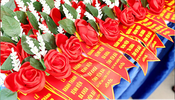 Delegate flower brooch