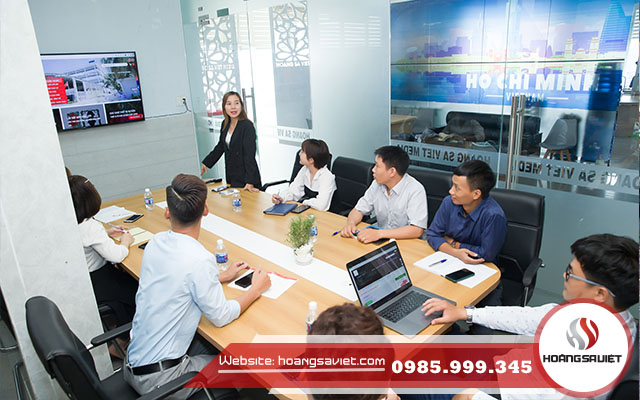 Họp bàn trước khi sự kiện được diễn ra Họp bàn trước khi sự kiện được diễn ra