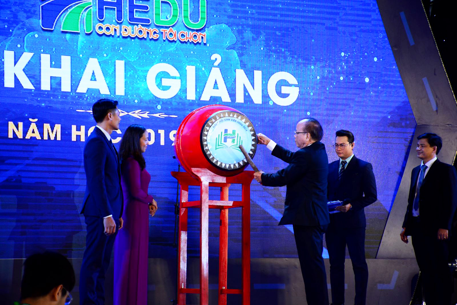 Hiệu trưởng nhà trường đánh trống khai giảng năm học mới Hiệu trưởng nhà trường đánh trống khai giảng năm học mới