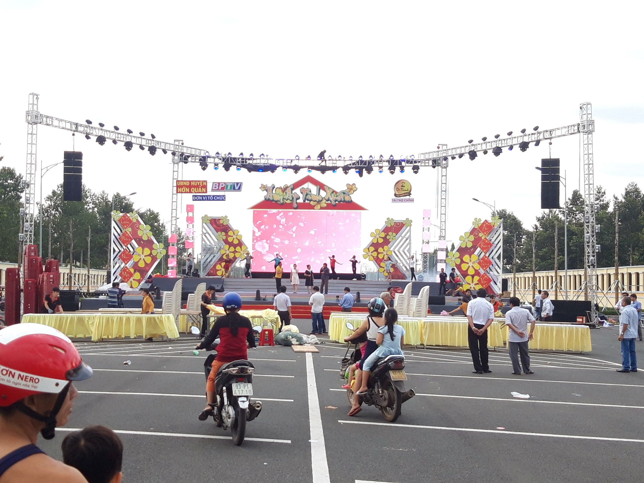 Khung truss nhôm treo đèn chữ V Khung truss nhôm treo đèn chữ V