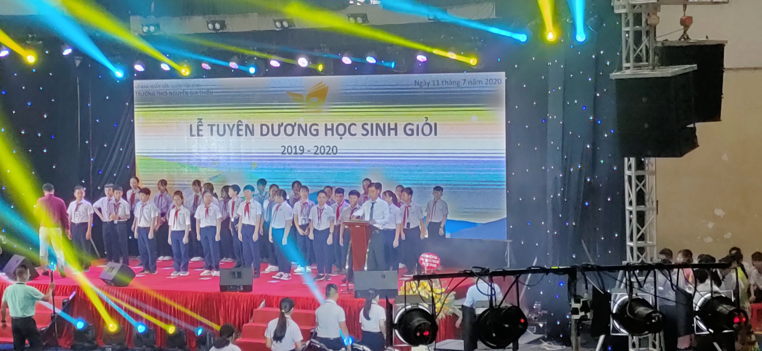 Lễ trao bằng khen cho các em học sinh giỏi Lễ trao bằng khen cho các em học sinh giỏi