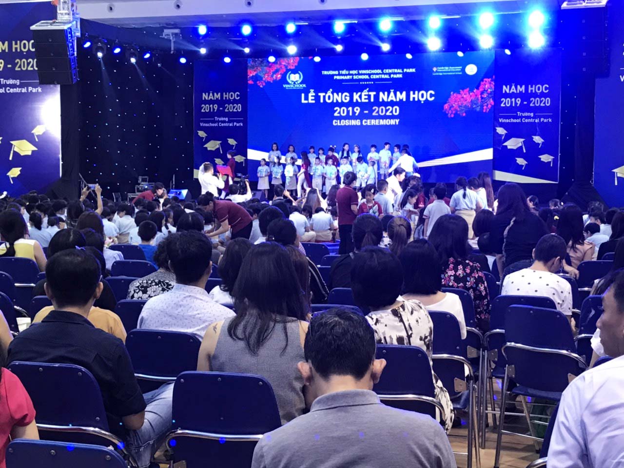 Hệ thống âm thanh ánh sáng màn hình Led cho hội trường lễ tổng kết Hệ thống âm thanh ánh sáng màn hình Led cho hội trường lễ tổng kết