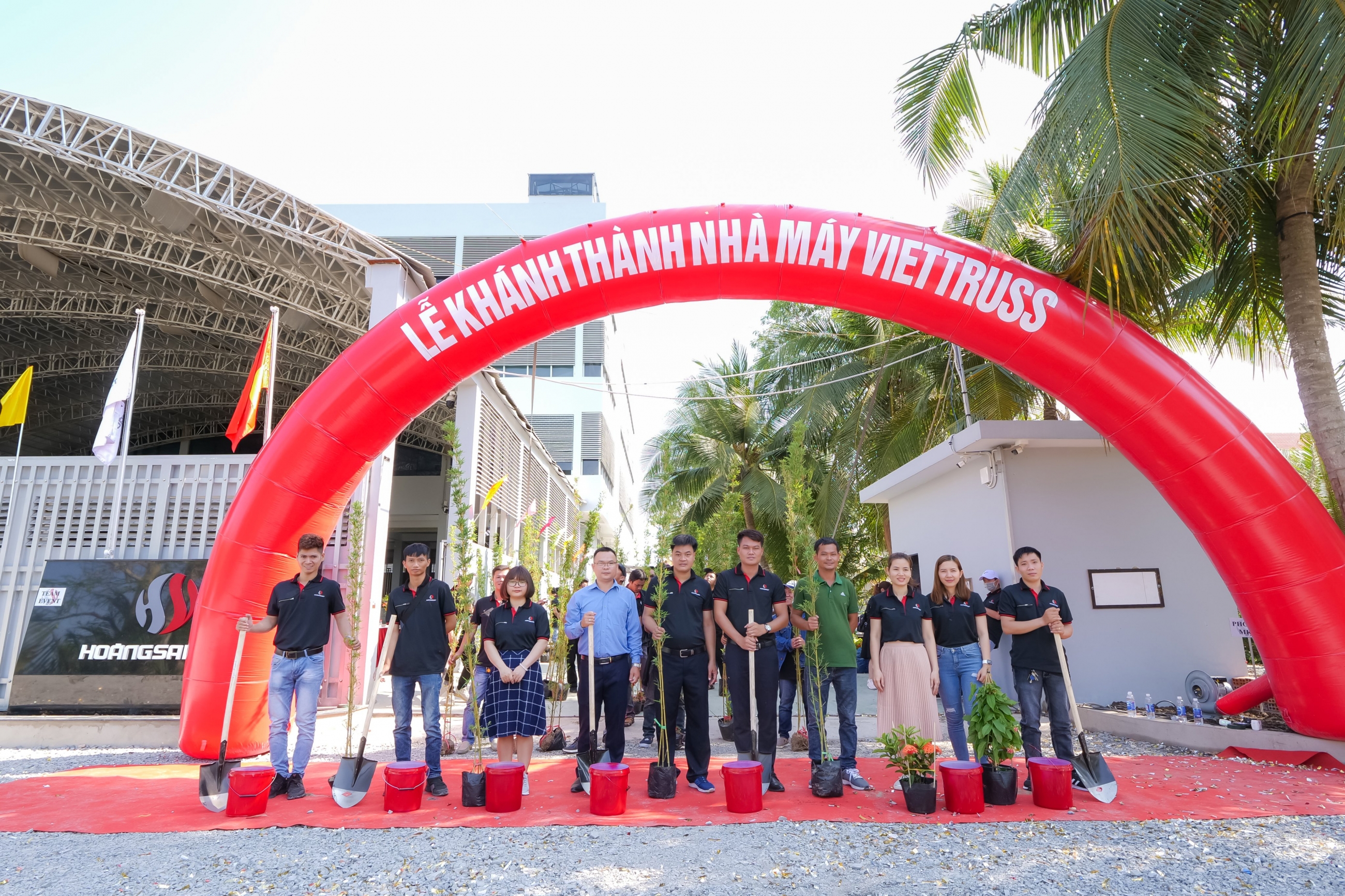 Ban lãnh đạo công ty và toàn bộ nhân viên tham gia trồng cây xanh Ban lãnh đạo công ty và toàn bộ nhân viên tham gia trồng cây xanh