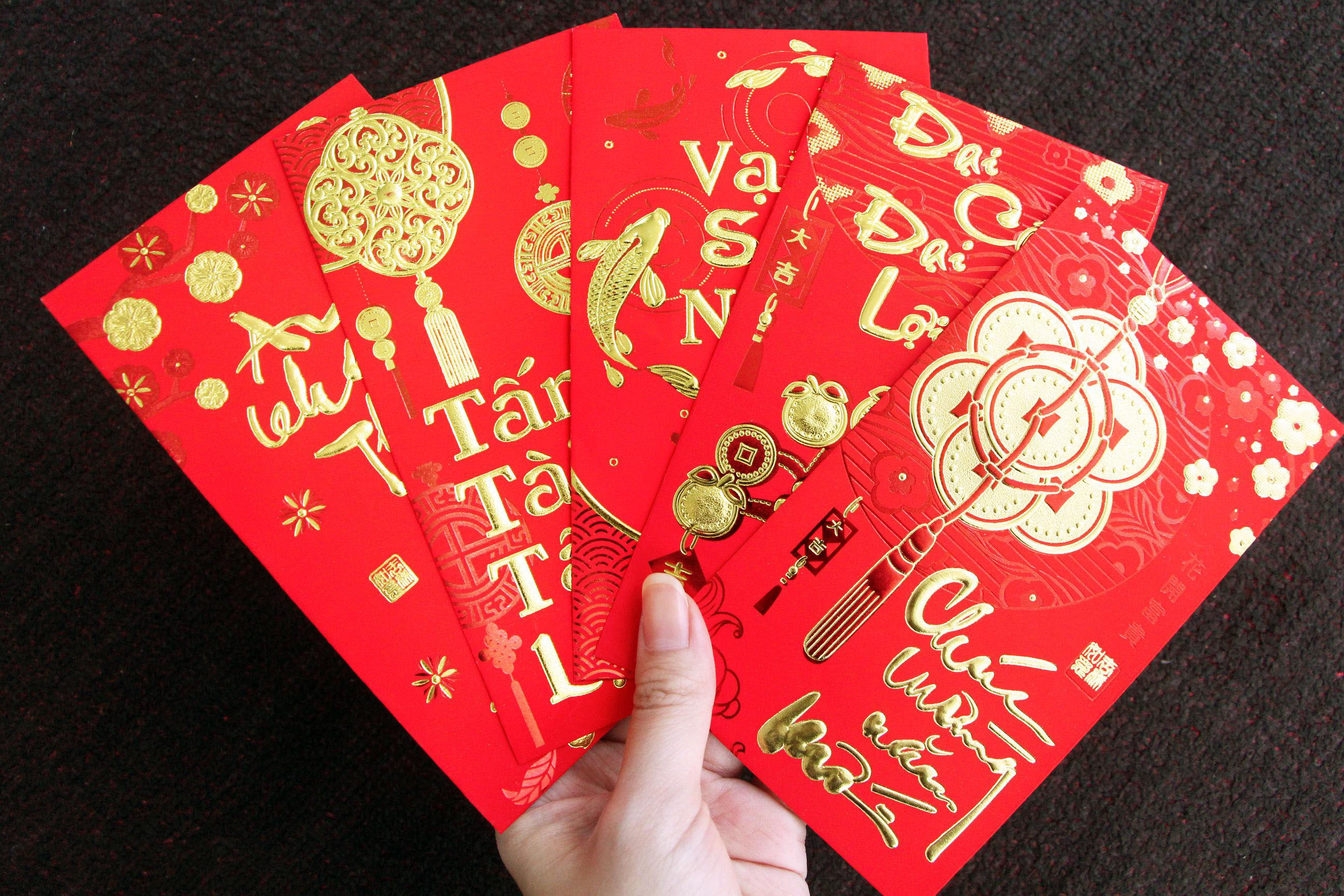 Trao nhau lì xì may mắn Trao nhau lì xì may mắn