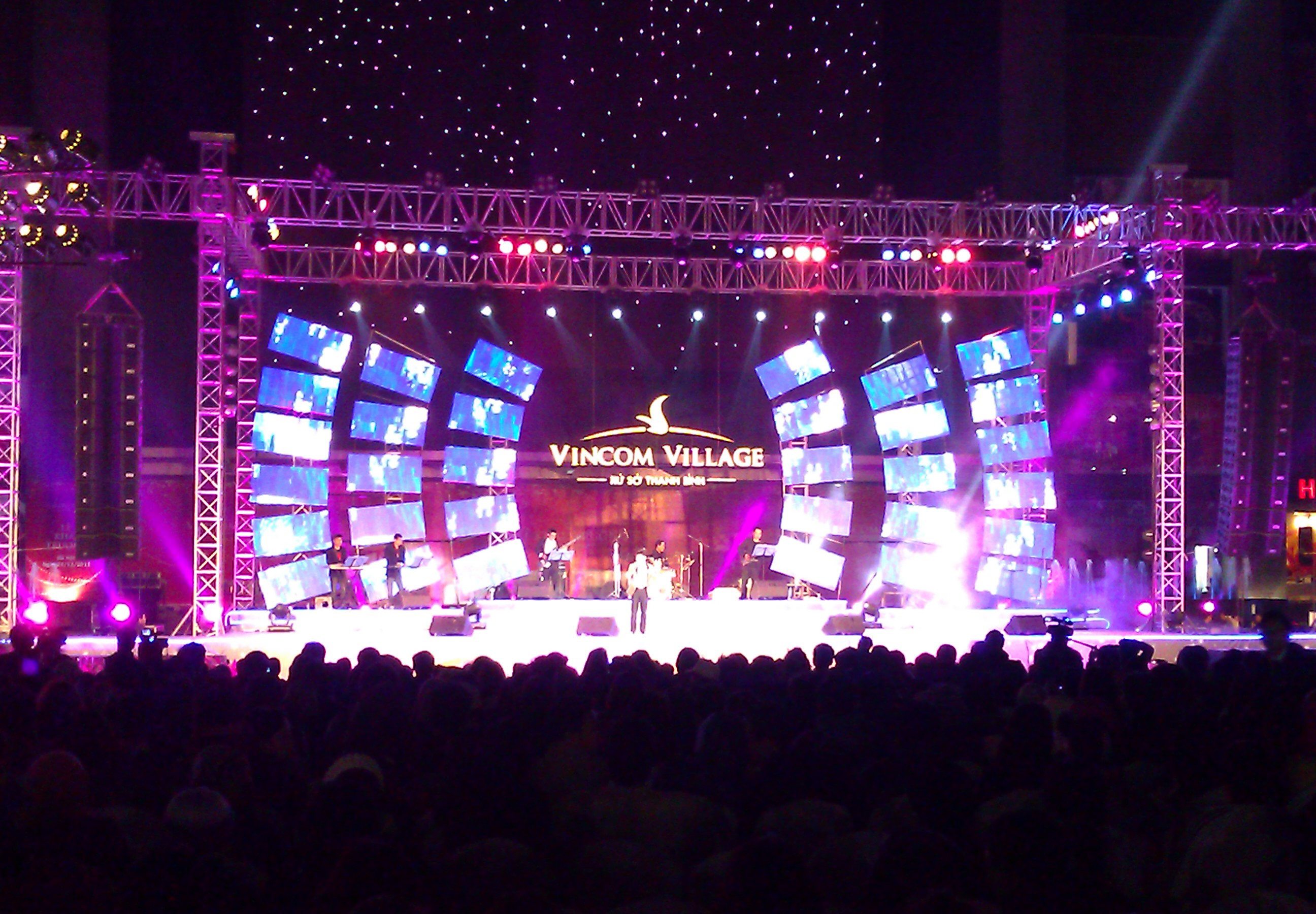 Lắp đặt màn hình LED cho sân khấu