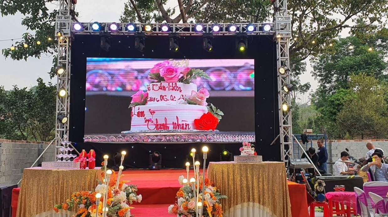 tổ chức tiệc cưới tại gia ngoài trời