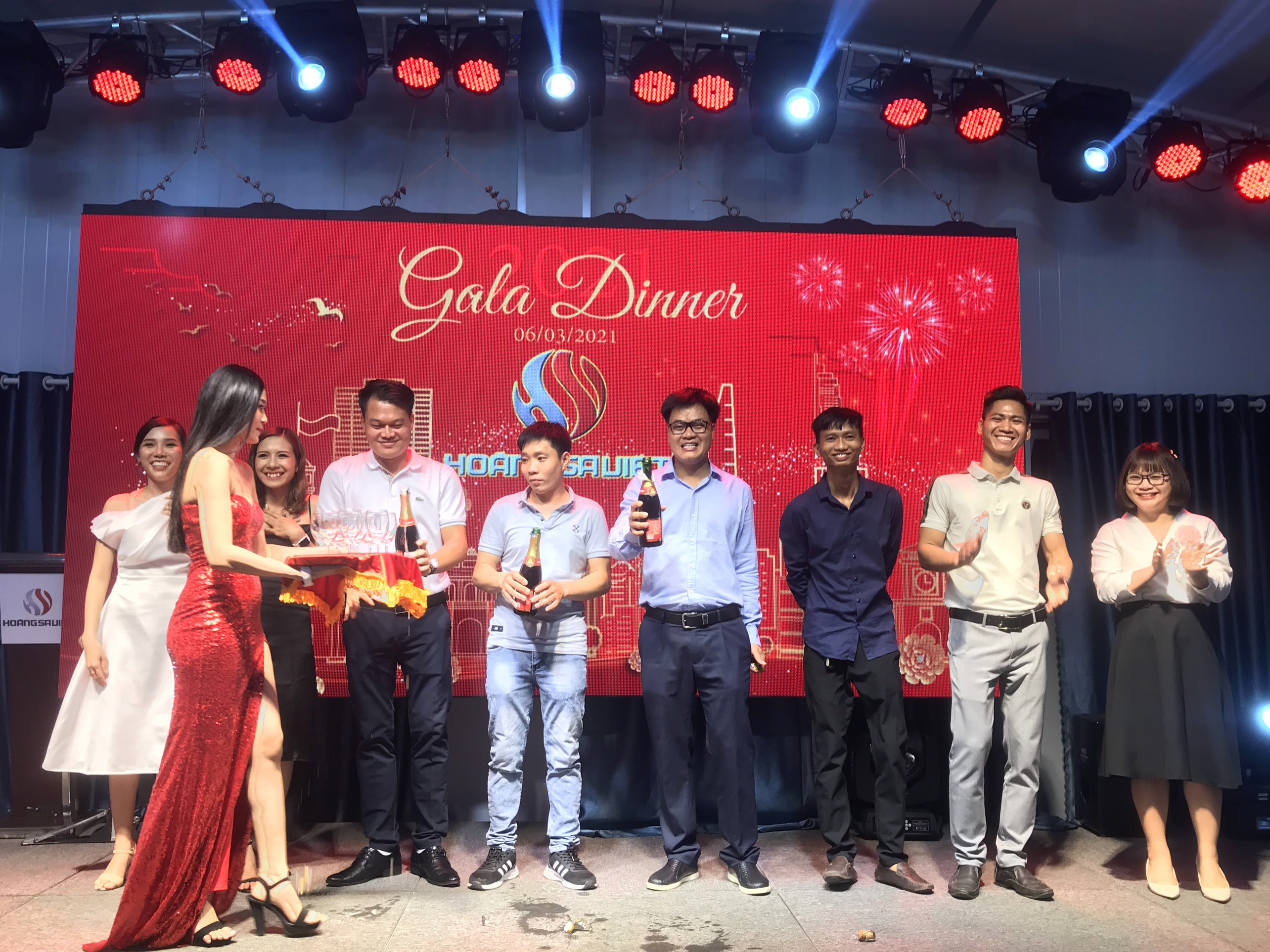 Nghi thức mở rượu champagne Nghi thức mở rượu champagne