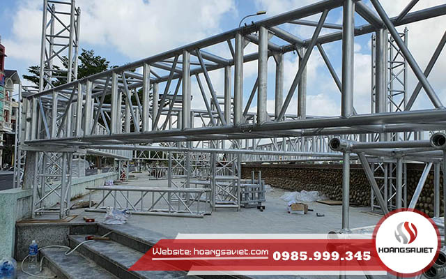 Tập kết vật tư, khung truss tại địa điểm lắp đặt nhà bạt Tập kết vật tư, khung truss tại địa điểm lắp đặt nhà bạt