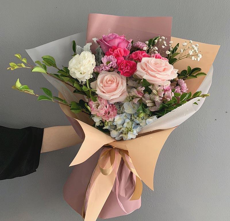 Quà tặng là hoa tươi và thiệp Quà tặng là hoa tươi và thiệp