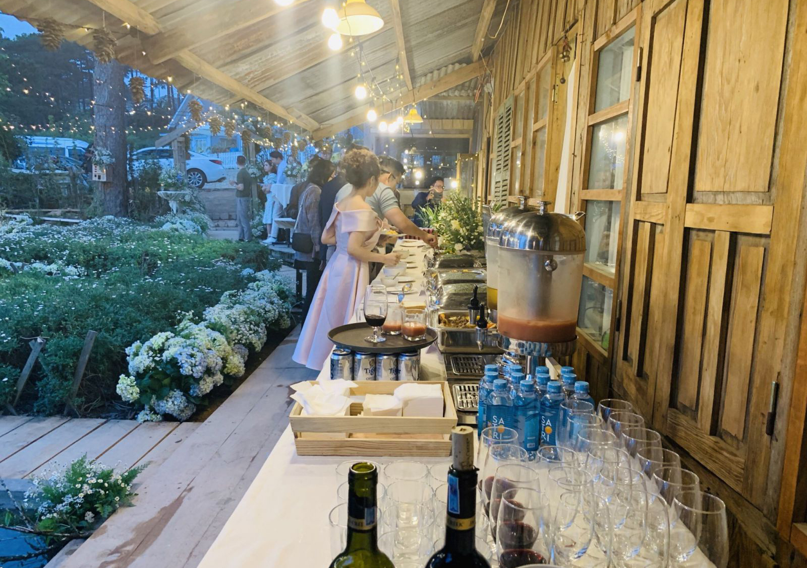 Buffet tiệc cưới tạo không gian thoải mái Buffet tiệc cưới tạo không gian thoải mái