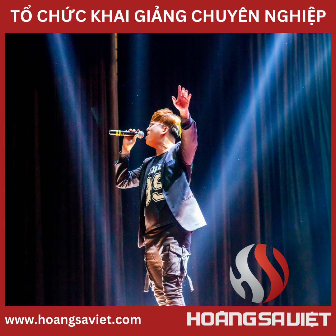 Màn biểu diễn của ca sĩ Sỹ Luân tại lễ khai giảng