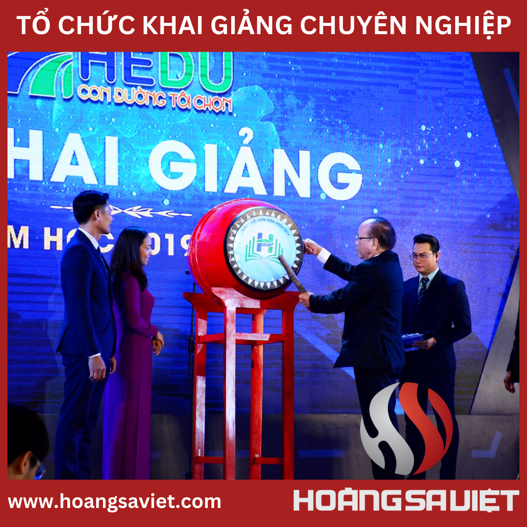 Hiệu trưởng nhà trường đánh trống khai giảng năm học mới