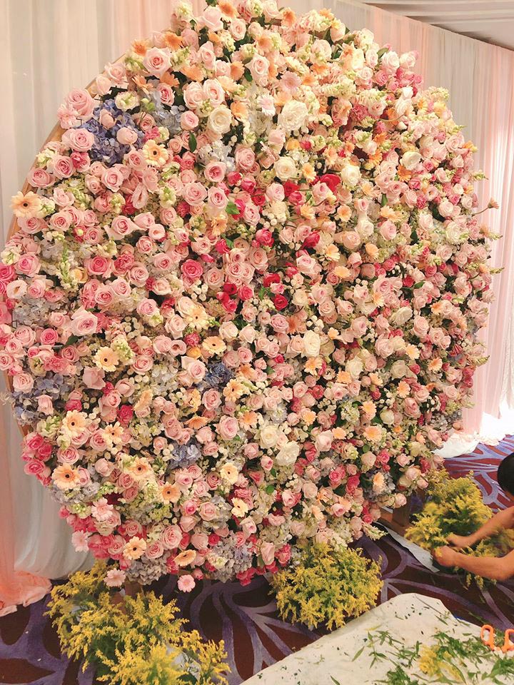 Sử dụng hoa tươi trang trí backdrop Sử dụng hoa tươi trang trí backdrop