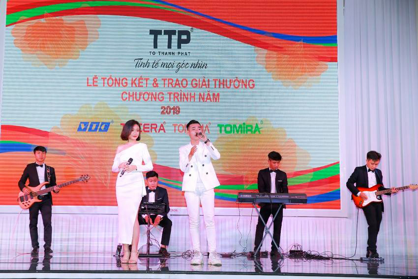 Band nhạc biểu diễn khi sự kiện đang dùng tiệc Band nhạc biểu diễn khi sự kiện đang dùng tiệc