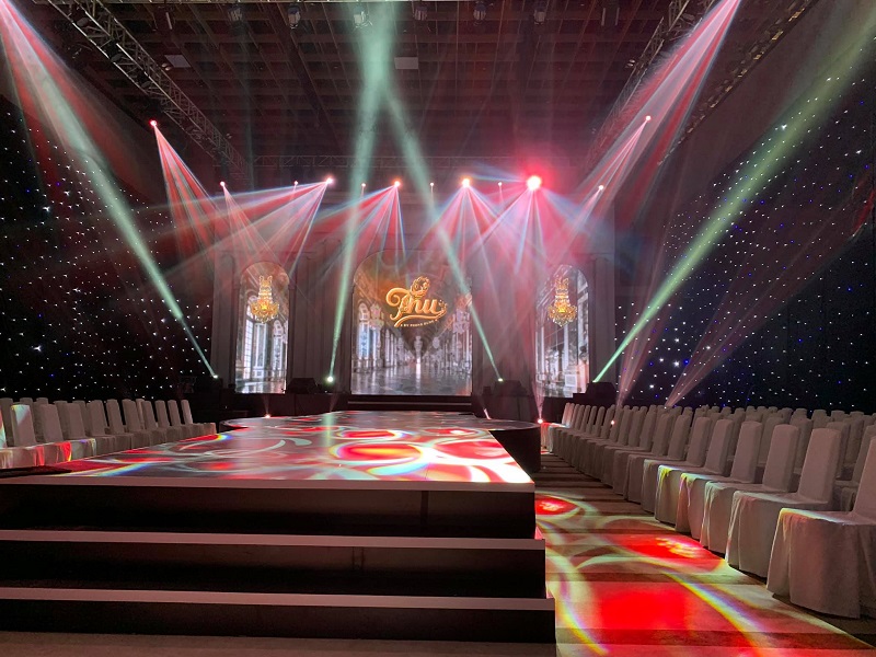 3 . Fashion Show Lighting Equipment Rental